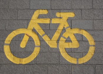 Bicicleta pintada en el asfalto