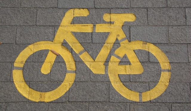 Bicicleta pintada en el asfalto