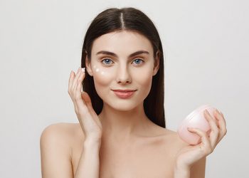 Chica aplicándose un contorno de ojos