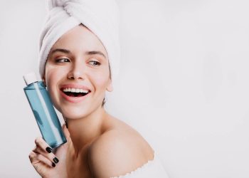 Chica contenta con el agua micelar