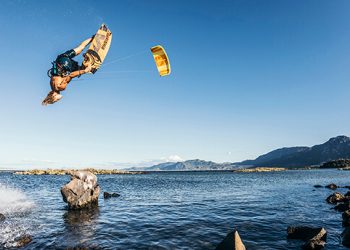 Liam Whaley practicando kitesurf