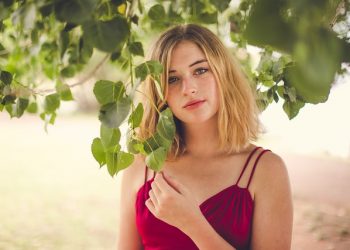 Chica joven en la naturaleza