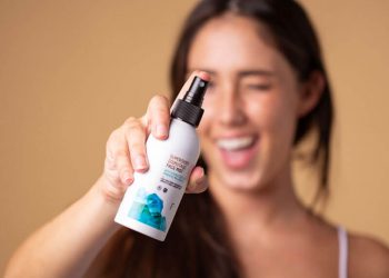 Chica fan de las brumas faciales