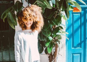 Chica con el pelo rizado