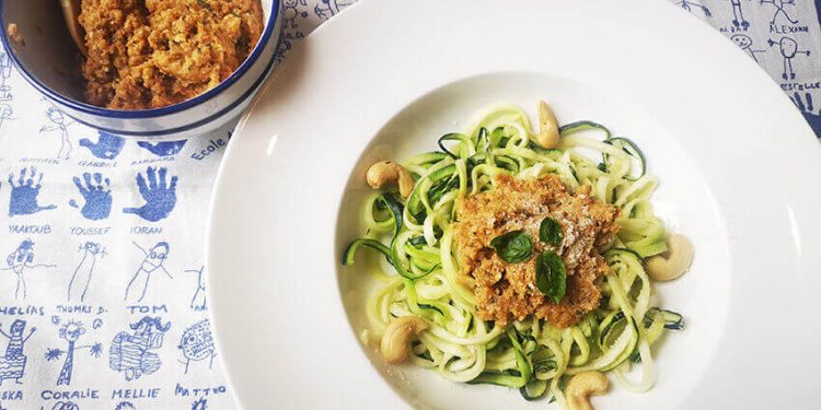 Espaguetis de calabacín y pesto rojo