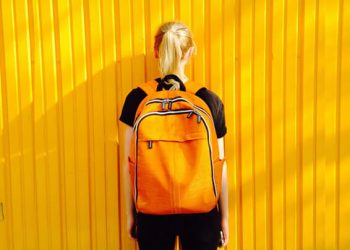 Niña con una mochila escolar