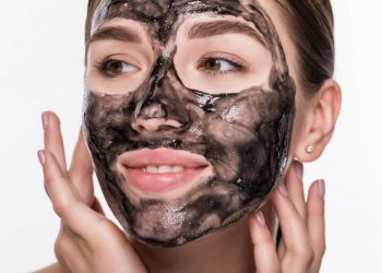 Chica con una mascarilla de carbón activado