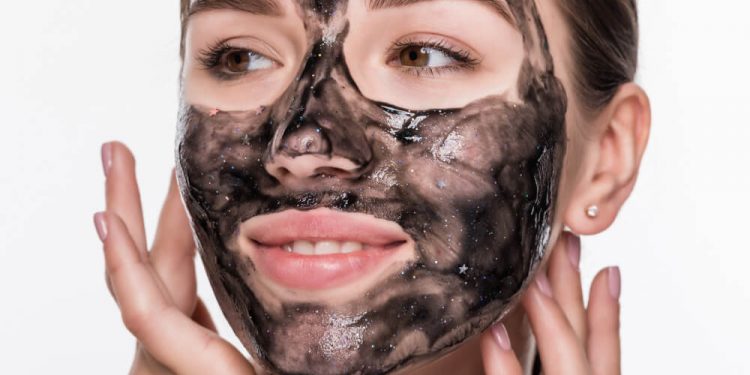 Chica con una mascarilla de carbón activado
