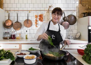 Teresa Carles cocinando