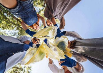 Grupo de jóvenes practicando Plogging