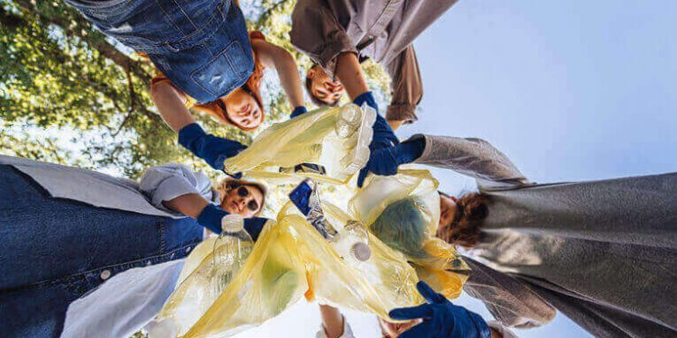 Grupo de jóvenes practicando Plogging
