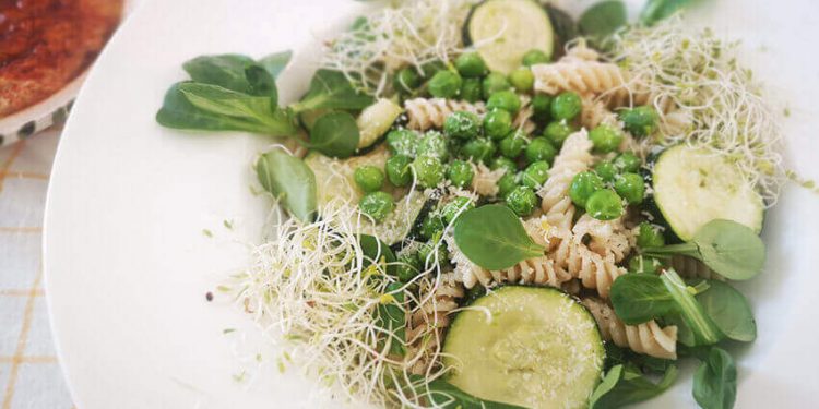 Ensalada de pasta y espárragos, calabacín y guisantes