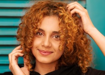 Chica con un pelo rizado muy bonito