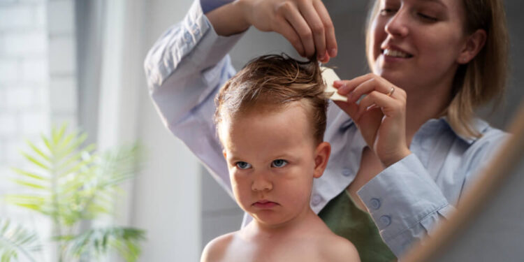 Madre cuidando a su hijo con piojos
