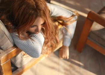 Chica con astenia otoñal