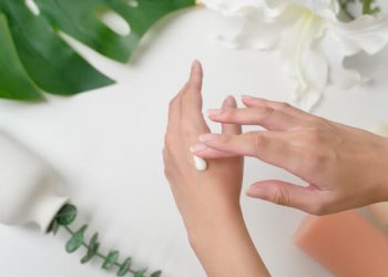 manos secas aplicando crema hidratante