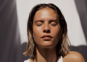 Chica con los ojos cerrados