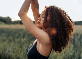Método Curly: Acaba con el frizz con estos 3 productos imprescindibles (más allá de geles y champús)