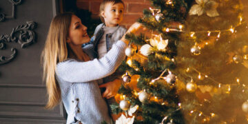 Mujer y niña celebrando al Navidad