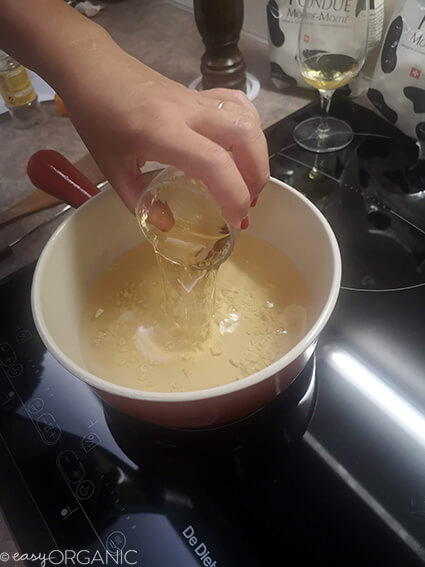 Añadiendo vino seco a la fondue