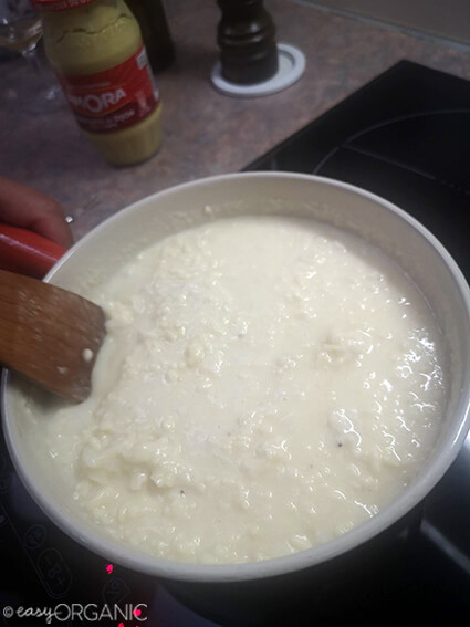 Removiendo el queso de la fondue