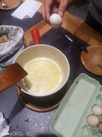 Añadiendo un huevo a la fondue