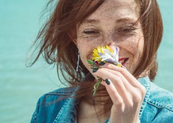 Chica con pecas y manchas en la piel