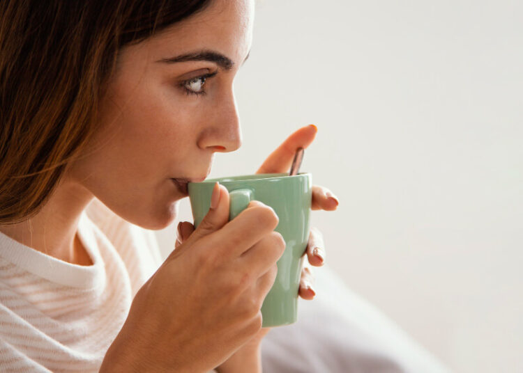 Mujer bebiendo infusión de cola de caballo