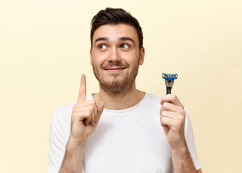 Hombre con maquinilla de afeitar