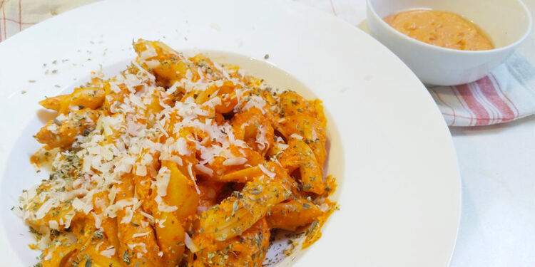 Sabrosísima pasta con salsa de pimientos del piquillo