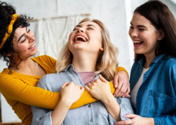 Tres mujeres riéndose