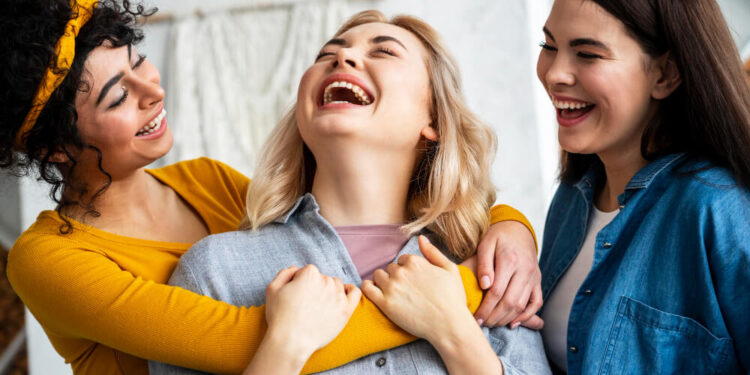 Tres mujeres riéndose