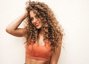 Chica con volumen en el pelo rizado