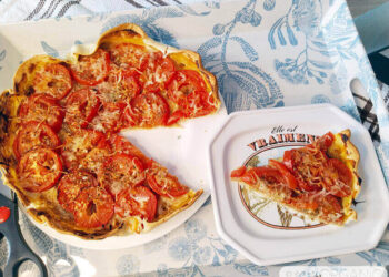 Tarta de tomate, cebolla y mostaza