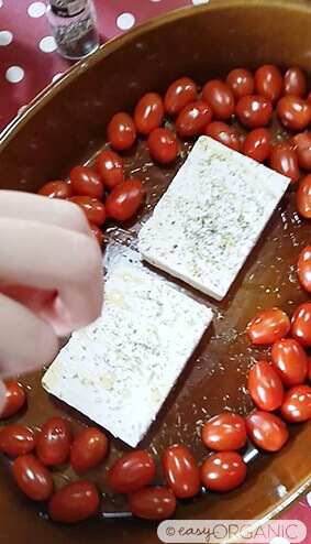 Salpimentando el queso feta y los tomates