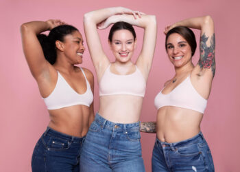 Mujeres tras aplicar desodorante