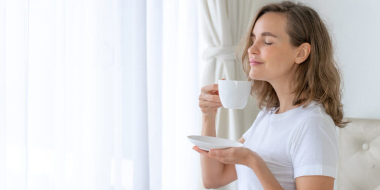 Mujer bebiendo infusión para desintoxicar el organismo