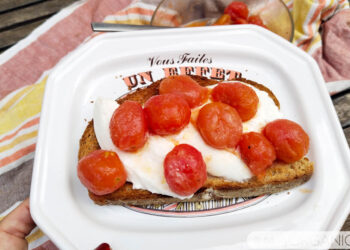Apetitosa tostada de burrata con tomates confitados, el «súmmum» del buen sabor