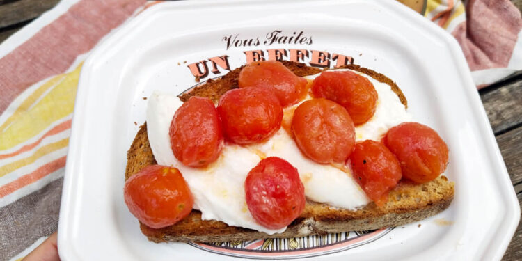Apetitosa tostada de burrata con tomates confitados, el «súmmum» del buen sabor