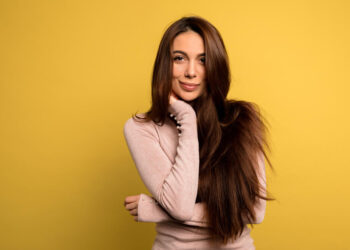 Mujer con el pelo liso