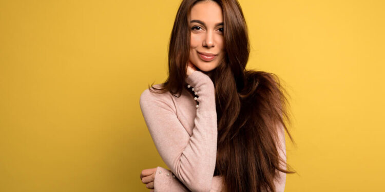 Mujer con el pelo liso