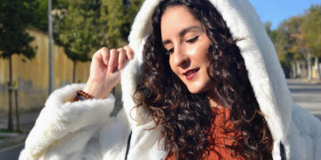 Espectacular pelo rizado en invierno de María Gascón