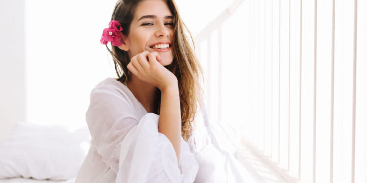 Mujer alegre por los propósitos de año nuevo