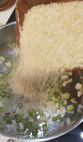Añadiendo el arroz