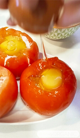 Poniendo los huevos dentro de los tomates
