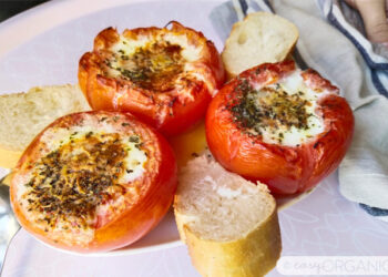 Apetitosos huevos «cocotte» en tomates al estilo gourmet