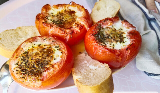 Apetitosos huevos «cocotte» en tomates al estilo gourmet