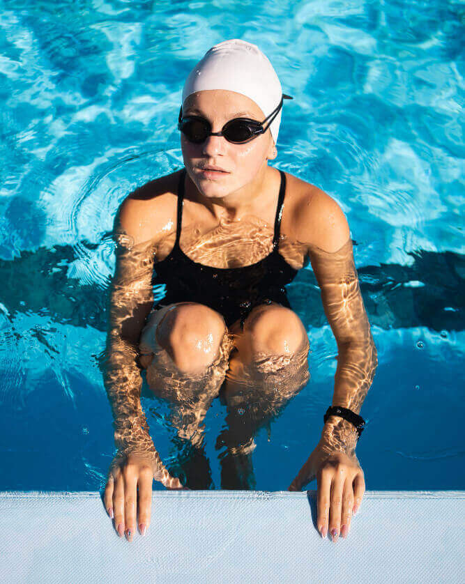 Mujer practicando natación