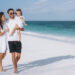 Familia joven en la playa