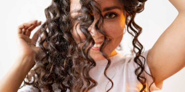 El corte de pelo rizado: la importancia de un estilo personalizado y de una peluquería especializada